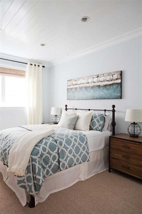 Making a statement on the wall with an unexpected splash of blue paint adds a complement to cheerful space. 50 Beautiful Bedroom Decorating Ideas - Homeluf.com