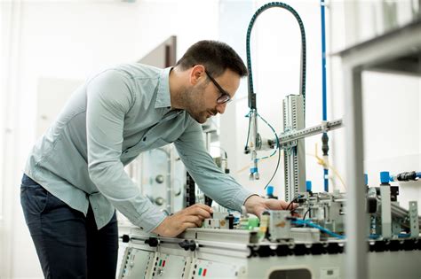 La característica principal del outsourcing es el ahorro económico que supone disponer de un profesional externo, en puesto de uno interno que conlleve gastos de seguridad social y mantenimiento de personal para la empresa. Qué es el outsourcing y qué puede aportar a la ingeniería ...