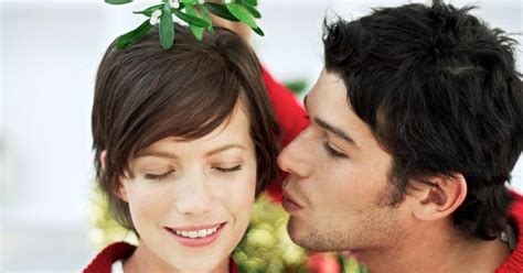 why do we kiss under the mistletoe all about the tradition