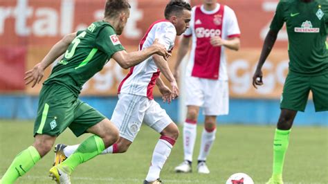 Rode voetballen in onesize voor dames. 'Deze jongen van 20 jaar zal nooit meer voetballen...' | NOS