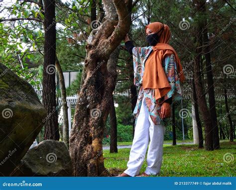 Uma Mulher Usando Hijab Em Um Parque Urbano Imagem De Stock Imagem De Selva Mulher 213377749