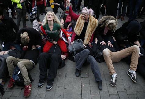 英国民众“坐脸”示威 抗议政府色情审查立法社会新闻南方网