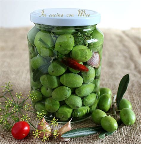 Le olive sono un prodotto tipico italiano e rappresentano il frutto dell'albero dell'ulivo, coltivato in parecchie regioni italiane. Pin su olive