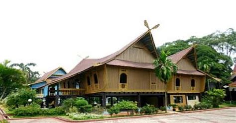 The house is traditionally built of wood and raised on stilts, with a stepped, or gradated. Terbaru 37+ Hiasan Rumah Adat Honai