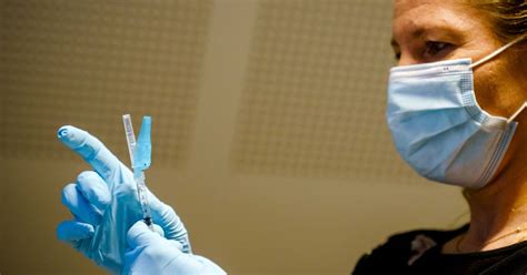The head of astrazeneca has defended its rollout of the coronavirus vaccine in the eu, amid tension with member states over delays in supply. Geen leeftijdsgrens bij Johnson & Johnson-vaccin ...