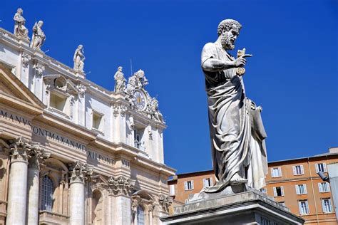 What if there are orchestrated war. Rom - Petrus-Statue vor dem Petersdom Foto & Bild ...