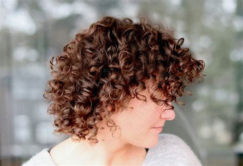 Я сажусь в самолёт, становится холодно, я слышу, как он кричит, я знаю номер своего места, паника. Ich hasse meine Locken - Meine persönliche Lockengeschichte.