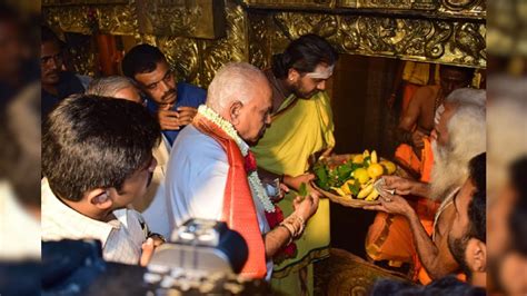 Photos ಪ್ರಮಾಣ ವಚನಕ್ಕೂ ಮುನ್ನ ಕಾಡು ಮಲ್ಲೇಶ್ವರ ದೇವಾಲಯಕ್ಕೆ ಬಿಎಸ್ ವೈ ಭೇಟಿ News18 Kannada