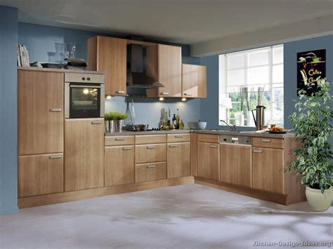 But since wood cabinets come in so many tones that lend their own color to the mix, it can be tricky to know just what to put with them to make them look their best. #Kitchen Idea of the Day: Natural warmth: Modern wood ...