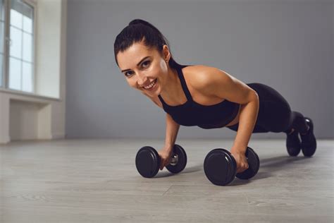 Ćwiczenia w domu które pomogą schudnąć i wzmocnić mięśnie CzikCzik