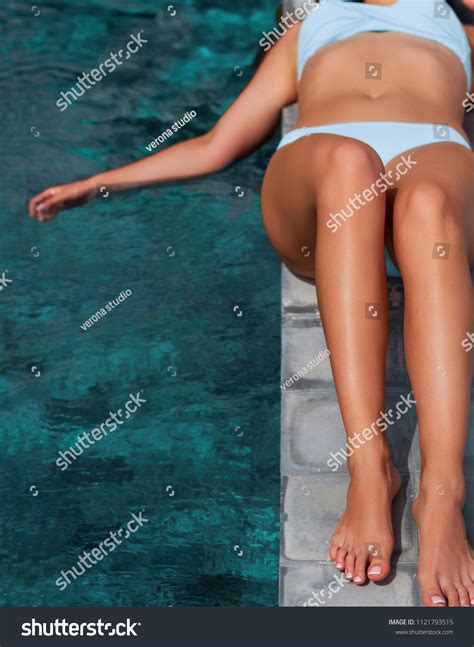 Sexy Suntan Bikin Woman Legs Relaxing Foto Stock Shutterstock