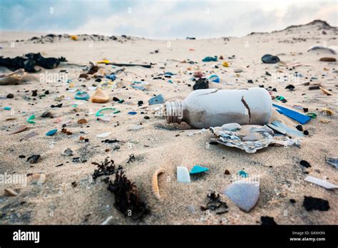 Beach Garbage Fotos Und Bildmaterial In Hoher Auflösung Alamy