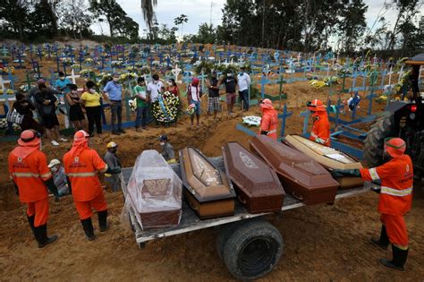 Manaus é apontada por especialistas como a primeira cidade brasileira a alcançar o pico da pandemia do coronavírus. Nell'inferno di Manaus in Amazzonia la tempesta Covid è ...