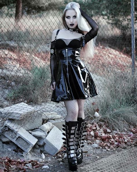pin by ¡dark gothic macabre on góticas gothic fashion women goth women gothic outfits