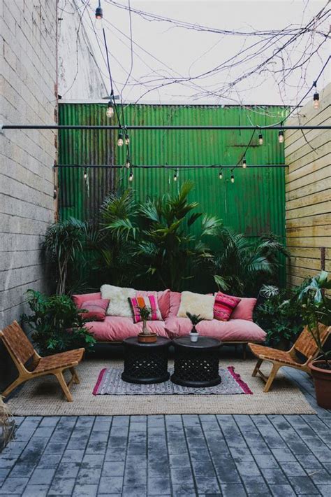 La barrière empêche les enfants de prendre les escaliers. Inspirations et idées pour aménager et décorer un patio ...