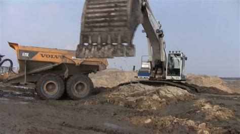 Liebherr R964c Loading Volvo Dumpers With Mud Youtube