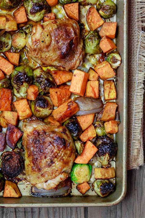 This sheet pan dinner is such an easy chicken breast recipe! Sheet Pan Paprika Chicken and Vegetables | The ...