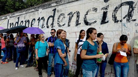 Largas Filas En Venezuela Para La Validaci N De Firmas Para Refer Ndum