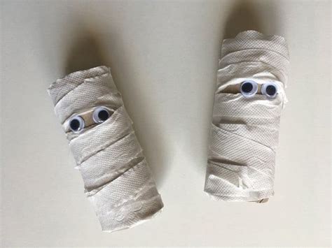 Fabriquez une momie d'Halloween en papier toilette [VIDEO] | Bricolage