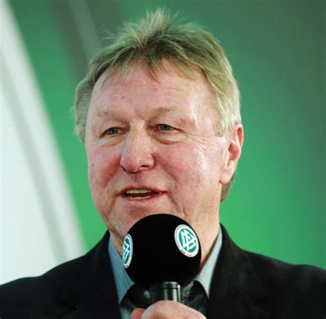 April 1951 in hamm), spitzname: Absturz: Hrubesch sorgt sich um den blutleeren HSV - WELT