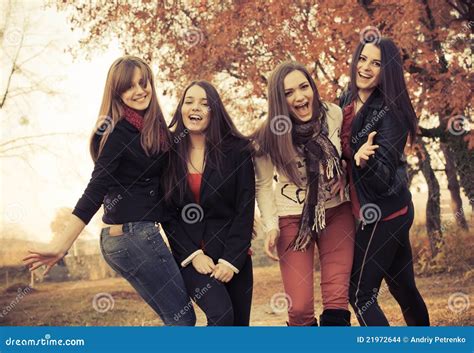 Meninas Bonitas Felizes No Parque Foto De Stock Imagem De Fofofo