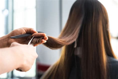 Découvrez quand se couper les cheveux pour une pousse maximale