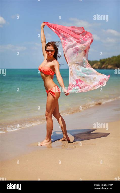 Femme En Bikini Rouge Banque De Photographies Et Dimages à Haute