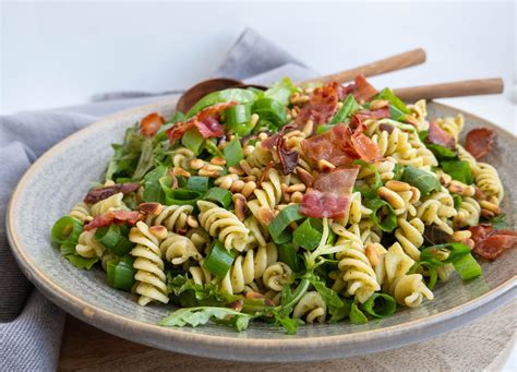 Pastasalat med grøn pesto og bacon Vores favorit Mummum dk Up Halloween Yummy Eats Arugula