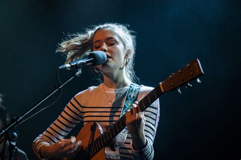 Interview Maisie Peters Je Komt Op Tour Echt Tot Inkeer Over Je Muziek