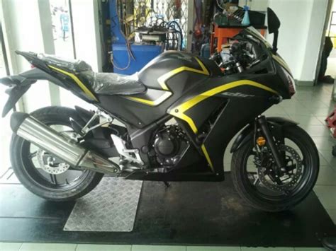 Siswa guru man takeran dan koramil takeran bergotong royong membersihkan jalanan takeran. Honda New CBR250R dual keen eyes di malaysia warna hitam doff kuning, simple elegan | MOTOBLAST