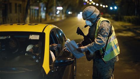 El toque de queda sigue teniendo muchas personas en santiago que no lo respetan como debe ser, y es por esto que las autoridades han endurecido el toque de queda comienza a las 22:00 horas en todo chile, y se extiende hasta las 05:00 horas. Horario Toque De Queda Santiago Hoy / Toque De Queda ...