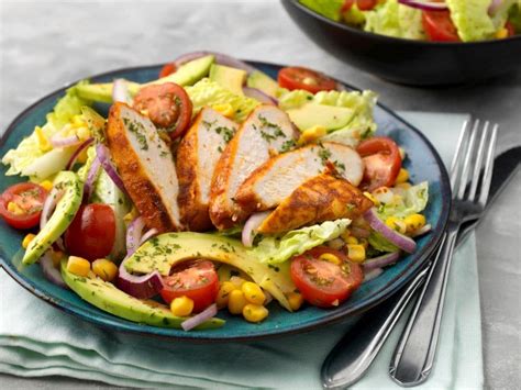 Salade met pittige kip avocado mais en tomaat