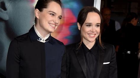 One picture displayed matching wedding bands on page and portner's hands, while a second photo captured the two sharing a kiss. Ellen Page wzięła ślub ze swoją dziewczyną - Plejada.pl