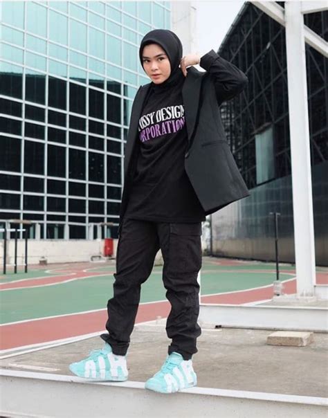 Untuk ootd lainnya, klik baca halaman berikutnya ya, bunda. Hijab Hoodie Style