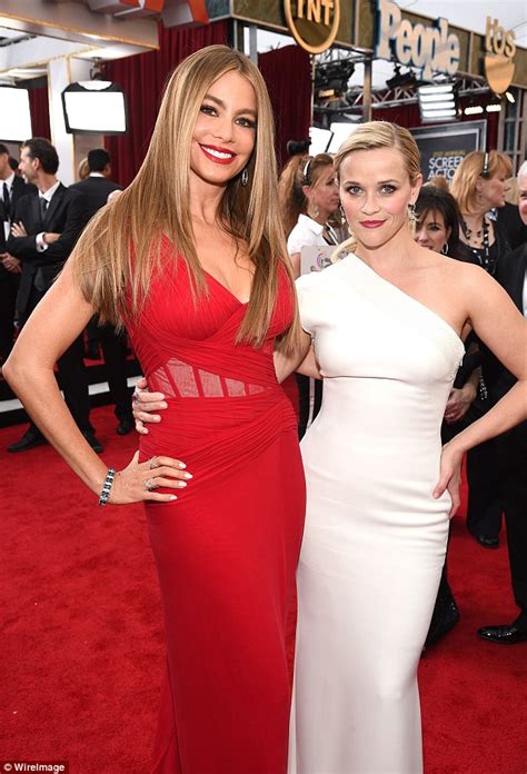 Reese Witherspoon Jokes About Kissing Sofia Vergara At Sag Awards 2015