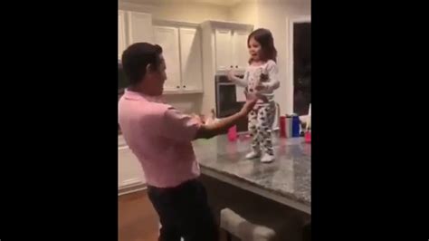 Padre E Hija Bailando En La Cocina Come And Get Your Love