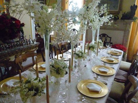There's something utterly decadent about having large vases of hydrangea blossoms in dining room table centerpieces. 36 Dining Table Centerpiece Ideas | Table Decorating Ideas