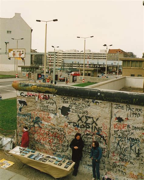 #sibylle bergemann #berlín #alemania #potsdamer platz #1990s #photography #ostkreuz #fernsehturm #cometas. Berlin 1990 | Berlin wall, West berlin, Berlin germany
