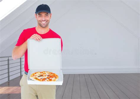 Repartidor Feliz Que Muestra La Pizza En La Ciudad En La Noche Luces