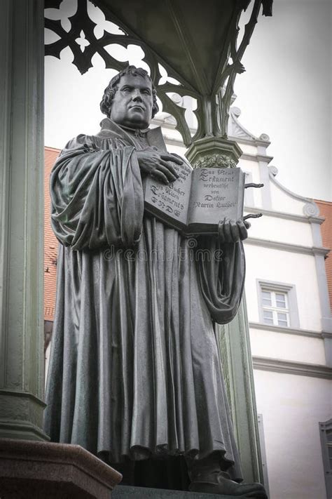 Estatua Del Gran Reformista Martin Luther Con Su Biblia En Wittenberg