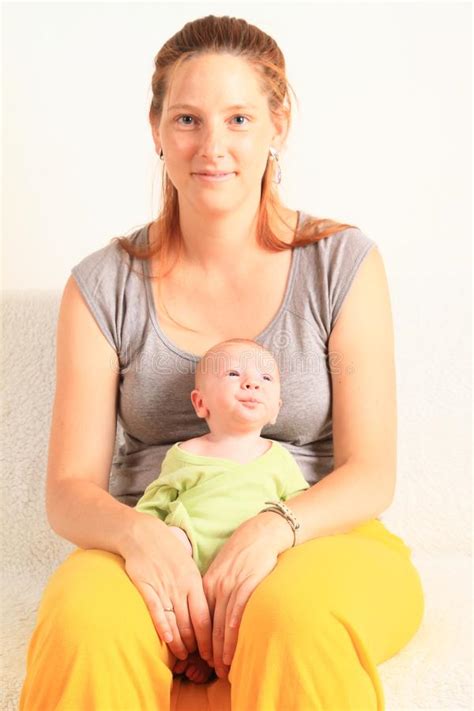 Cantando Um Bebê Recém Nascido No Colo Da Mãe Foto De Stock Imagem De Posse Matriz 165386456
