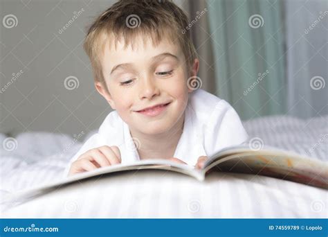 Weinig Jongenslezing Vóór Droom In Zijn Bed Stock Afbeelding Image Of