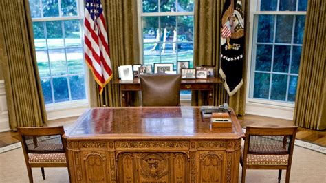 Die weichzeichnung des hintergrunds wurde schon. Table Oval Office Desk Empty - Simple Work Table