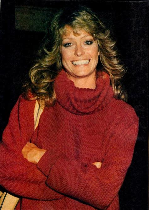 Farrah fawcett became the first on the list of all the most iconic hairstyles in the 70's. Farrah smiles in her turtleneck sweater. | Farrah fawcet, Farrah fawcett, New hair do