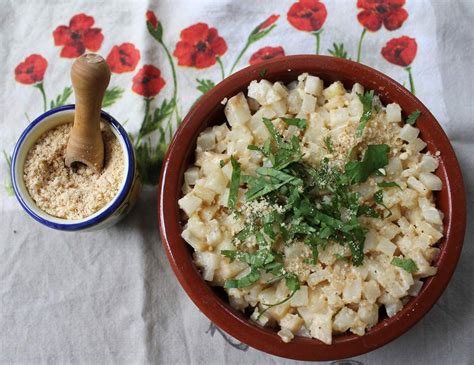 La cuisine italienne repose sur le régime méditerranéen caractérisé par la consommation en abondance de fruits, légumes, légumineuses, céréales, ail, oignon, échalotte, huile d'olive. Céleri-rave façon risotto en 2020 | Celerie rave, Risotto ...