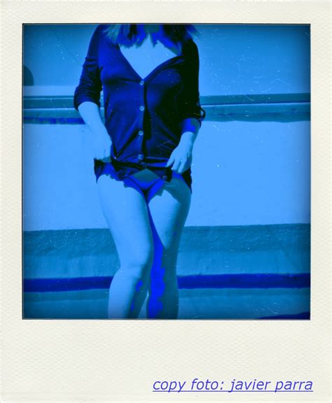 Desnudo Femenino Modelo Mc Sensualidad En Azul Polaroids