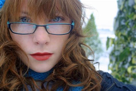 Pin By Prospero Lavey On Cute Redheads Wearing Glasses Cute Redhead Cute Woman Wearing Glasses