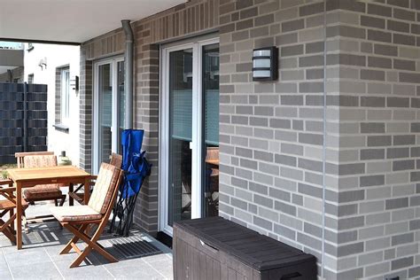 Baukasten haus mit 41 bunten holzteilen zum bauen und spielen, aus deutschen hölzern gefertigt. FARO , grau-bunt - Röben Tonbaustoffe GmbH | Hausfassade ...