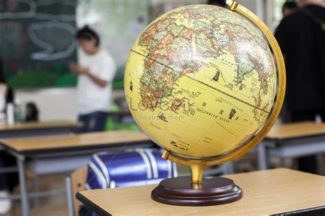 There Is A Globe On The Desk In The Classroom Picture And Hd Photos