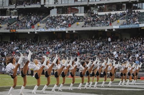 Raiderettes Oaklands Nfl Cheerleaders Sue Raiders For Unfair Pay Practices New York Daily News